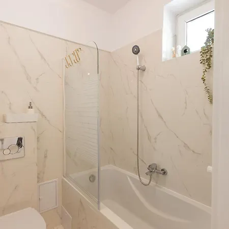 Venus I Elegant With View On Calea Victoriei *